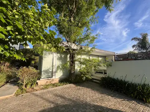 Casa en Alquiler con 1 cochera