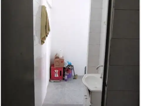 Local de 192m² distribuido en 3 plantas de 64m² cada una (4X16) sobre Avenida Juan Manuel de Rosas