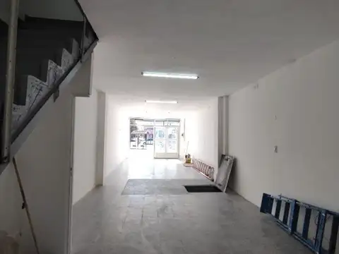 Local de 192m² distribuido en 3 plantas de 64m² cada una (4X16) sobre Avenida Juan Manuel de Rosas
