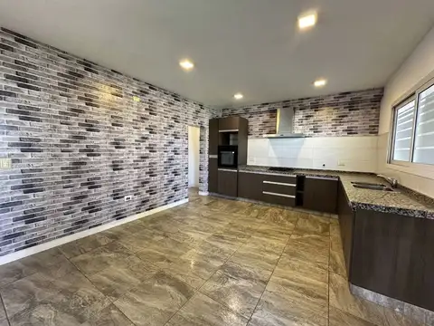 Casa 6 ambientes con 2 baños