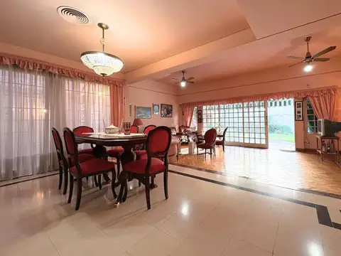 CASA 5 AMB EN VENTA EN FLORES CON JARDIN Y GARAGE