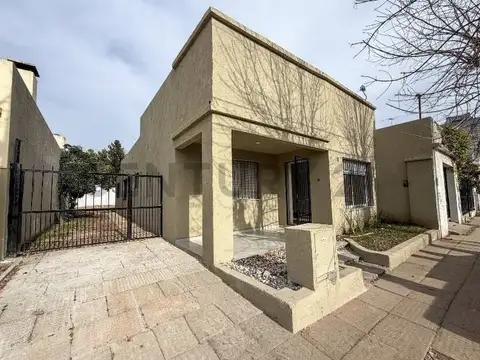 CASA EN VENTA EN EXCLUSIVA ZONA DE PILAR, 2 DORMITORIOS CON JARDÍN, GALERÍA Y PARRILLA