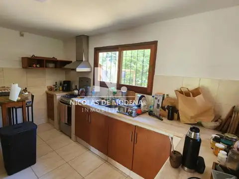 Vende casa de 2 dormitorios, con excelentes espacios en el Tesoro.