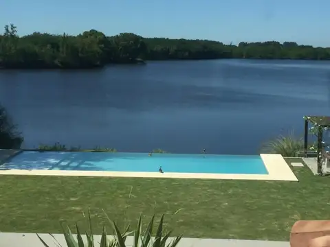 Lago De Manzanares