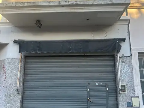 Local sobre La Pampa y Bucarelli 20 metros cuadrados aproximados. Baño. Apto todo destino