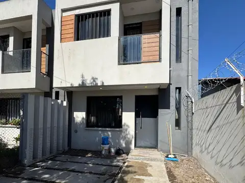 DUPLEX A MEDIA CUADRA DE AV. VERGARA EN SOURIGUES U$S 61.000.-