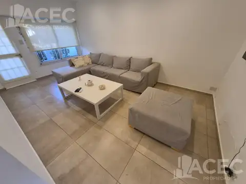 Alquiler - Casa al frente - Cochera - Barrio Las Delicias
