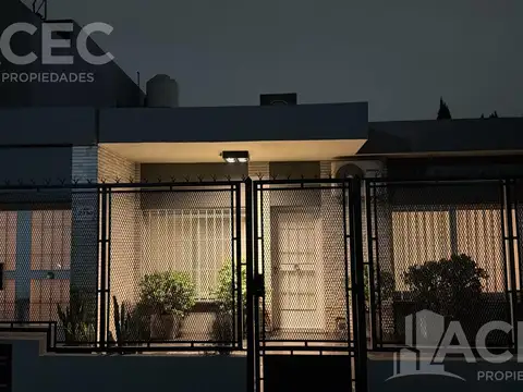 Alquiler - Casa al frente - Cochera - Barrio Las Delicias