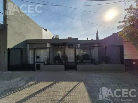 Alquiler - Casa al frente - Cochera - Barrio Las Delicias