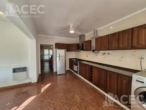 Julio Marc al 2300 - Casa al frente - Cochera - Patio
