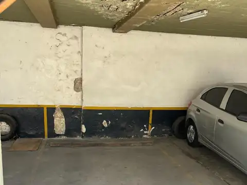 Cochera fija cubierta a mts de Av Maipu