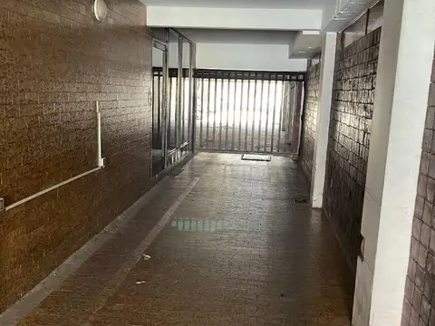 Cochera fija cubierta a mts de Av Maipu