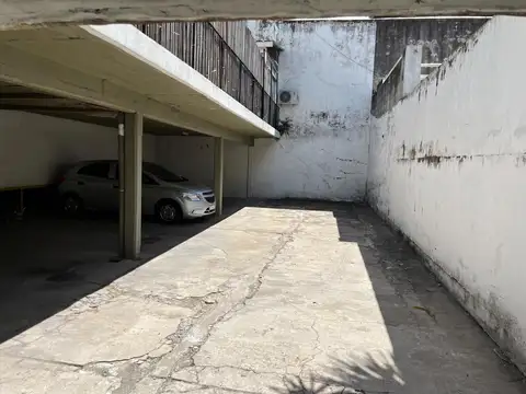 Cochera fija cubierta a mts de Av Maipu