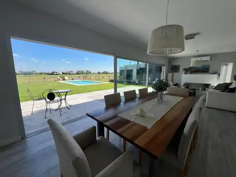 CASA EN VENTA HARAS SANTA MARIA AL GOLF-4 DORMITORIOS- 3 BAÑOS-ACEPTA PROPIEDAD EN PARTE DE PAGO.