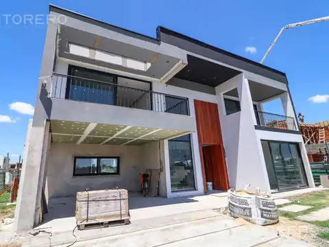 Casa en venta de 5 ambientes con parque y pileta en Terralagos, Ezeiza.