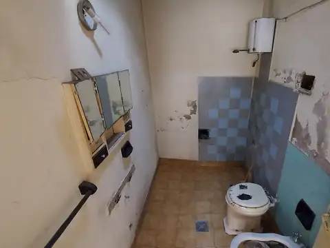 VENTA CASA DOBLE COCHERA Y PATIOS SOBRE LOTE PROPIO EN LA MATANZA