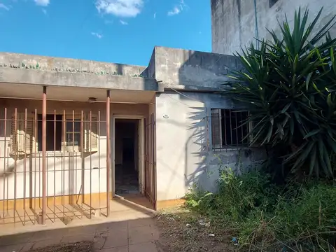 VENTA CASA CON COCHERA Y PATIO, LOTE PROPIO EN LA MATANZA