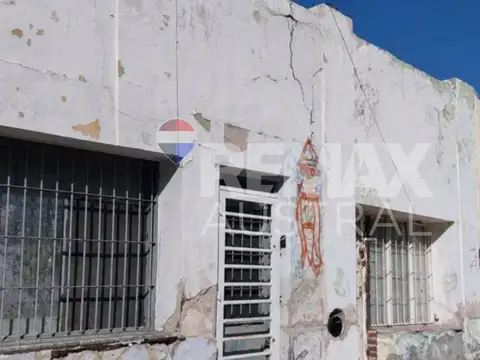 LOCALES A REFACCIONAR O DEMOLER CON AMPLIO TERRENO