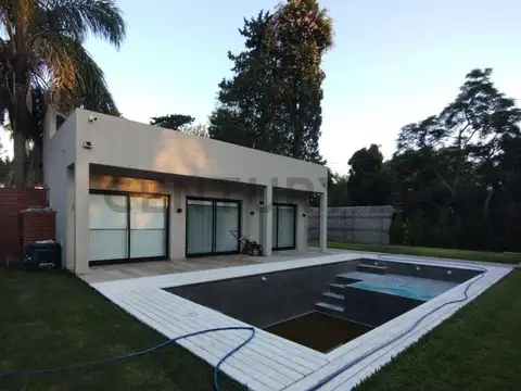 Cas en venta con pileta Barrio Aeropuerto/ Parque Sicardi