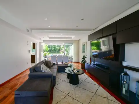 Casa en Venta con 2 cocheras