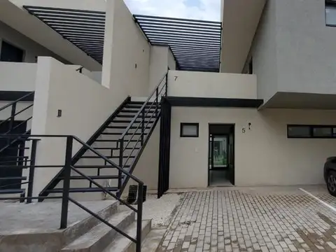 Departamento a estrenar. 3 ambientes con jardín y cochera. Complejo Altos del Encuentro. 