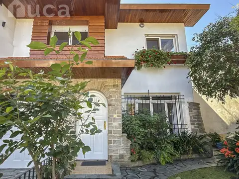 Casa en venta, de 4 ambientes, con jardín y pileta en Martínez .