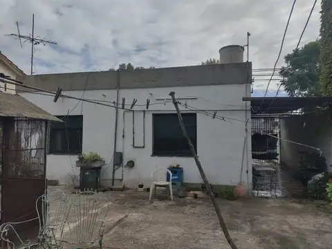 Casa en muy buena ubicaicon sobre amplio lote 