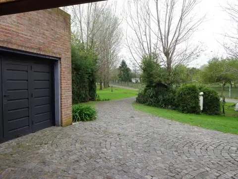 Casa en Venta con 3 cocheras