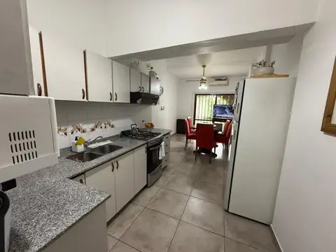 Casa 6 ambientes con 2 baños