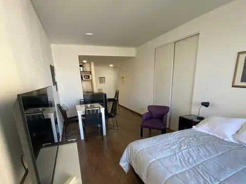 HERMOSO MONOAMBIENTE AMUEBLADO, 40 MTS TOT, CTFTE C/BALCÓN,TODO ELÉCTRICO, EDIF. C/SUM/LAUNDY Y PARRILLA