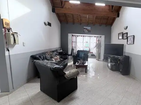 Casa 5 ambientes con 2 baños