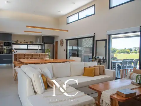 Casa en Venta con 2 cocheras