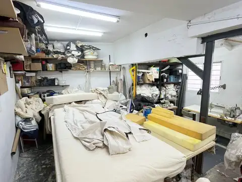 LOCAL DE 28 M2 + VIVIENDA DE 1 AMBIENTE CON PATIO.