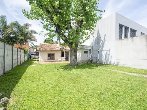 Casa con gran jardín  - A reciclar - Ituzaingó