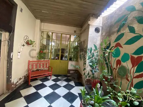 Venta de Casa 5 ambientes con patio, terraza y local al frente.