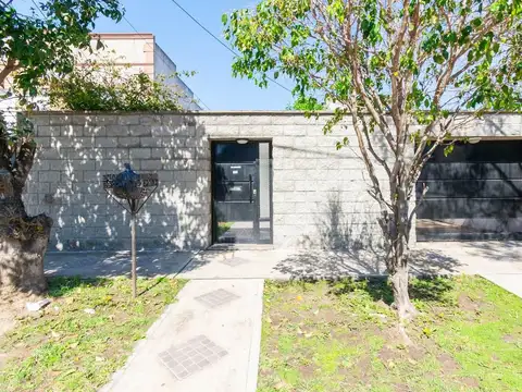 CASA VENTA 3 AMBIENTES MORON CON JARDIN