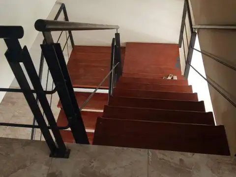 Casa 7 ambientes con 2 baños