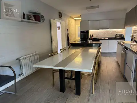 Casa 8 ambientes con 4 baños