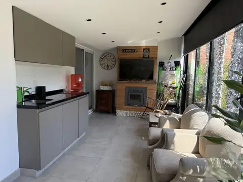 Casa 8 ambientes con 4 baños