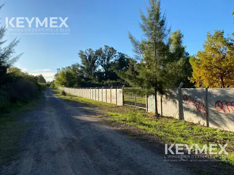 Terreno con muro perimetral,salida a 2 calles, lago y añeja arboleda.Villa Rosa, Pilar. Oportunidad!