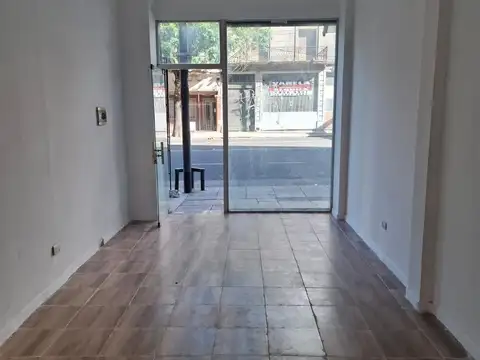 Local en ALQUILER sobre ALBERDI y esq San Pedrito