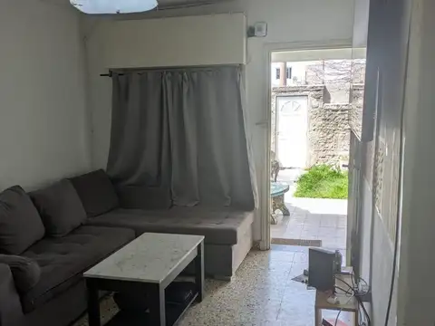 Casa 4 ambientes a refaccionar en Lote 235 m2
