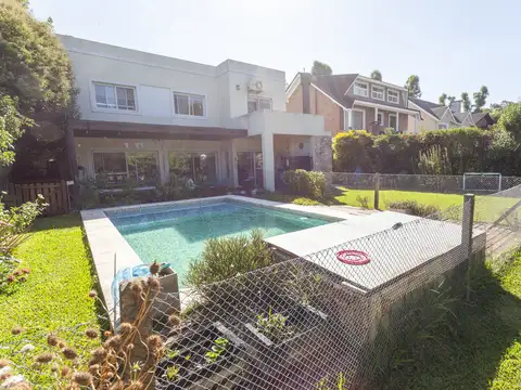 Casa 6 ambientes en Venta, barrio Los Angeles Village