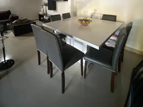 Importante casa en Merlo centro. Lote 430 m2. 3 dormit.  3 baños. Fondo c/piscina . Cochera cub.