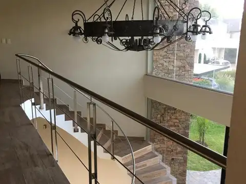 Casa 6 ambientes con 4 baños