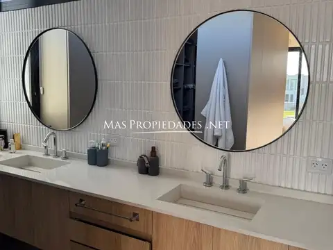 Casa en Alquiler con 2 cocheras