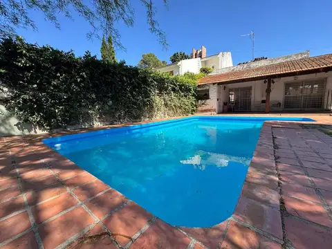 VENTA CASA 2 DORM COCHERA  PILETA GRANJA DE FUNES