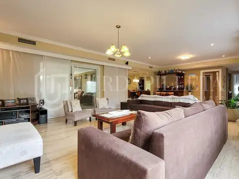 Casa 6 ambientes con 5 baños