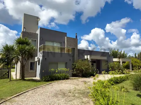 Casa en venta en Campos de Roca II amoblada y con piscina