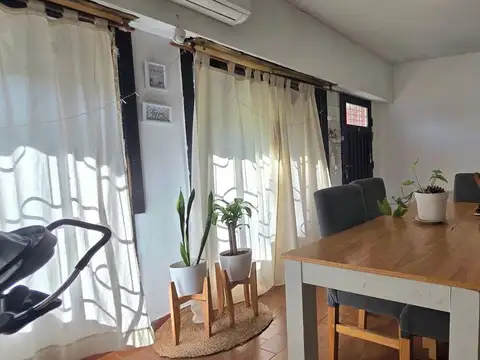 CASA 2 DORMITORIOS VENTA BANFIELD GARAGE FONDO